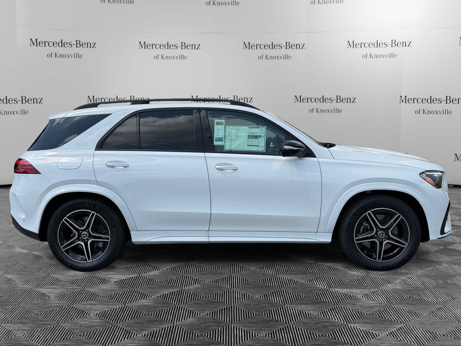 New 2026 MANUFAKTUR Moonlight White Metallic Mercedes-Benz GLE 350 image 6