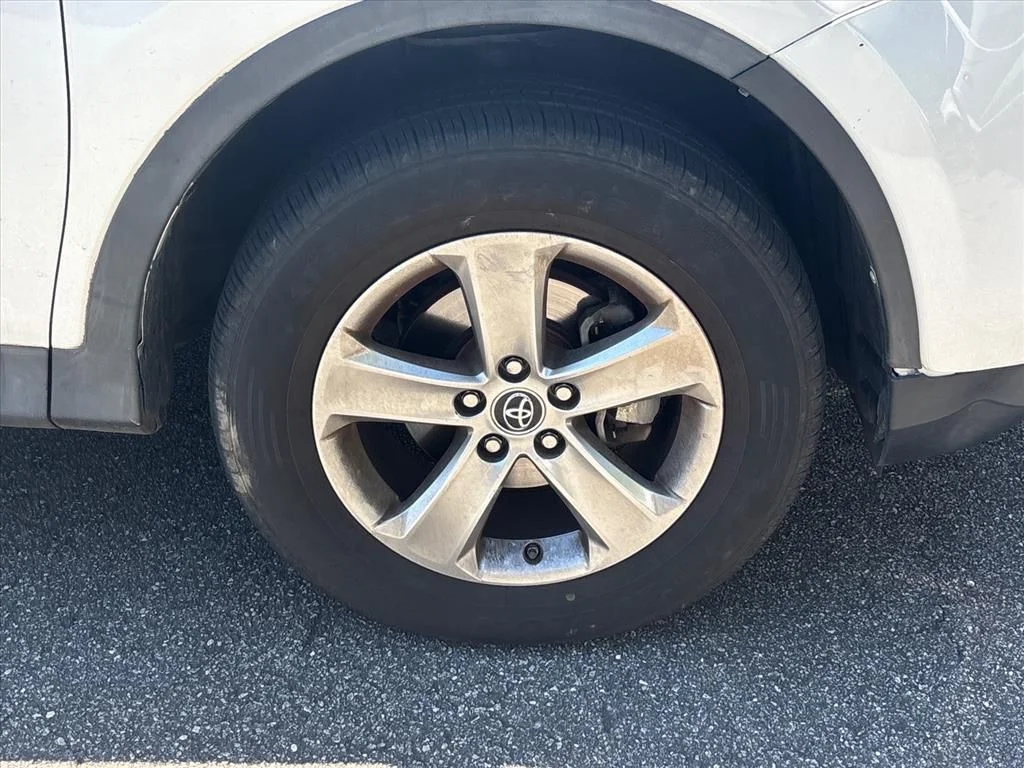 Used 2015 White Toyota XLE image 6