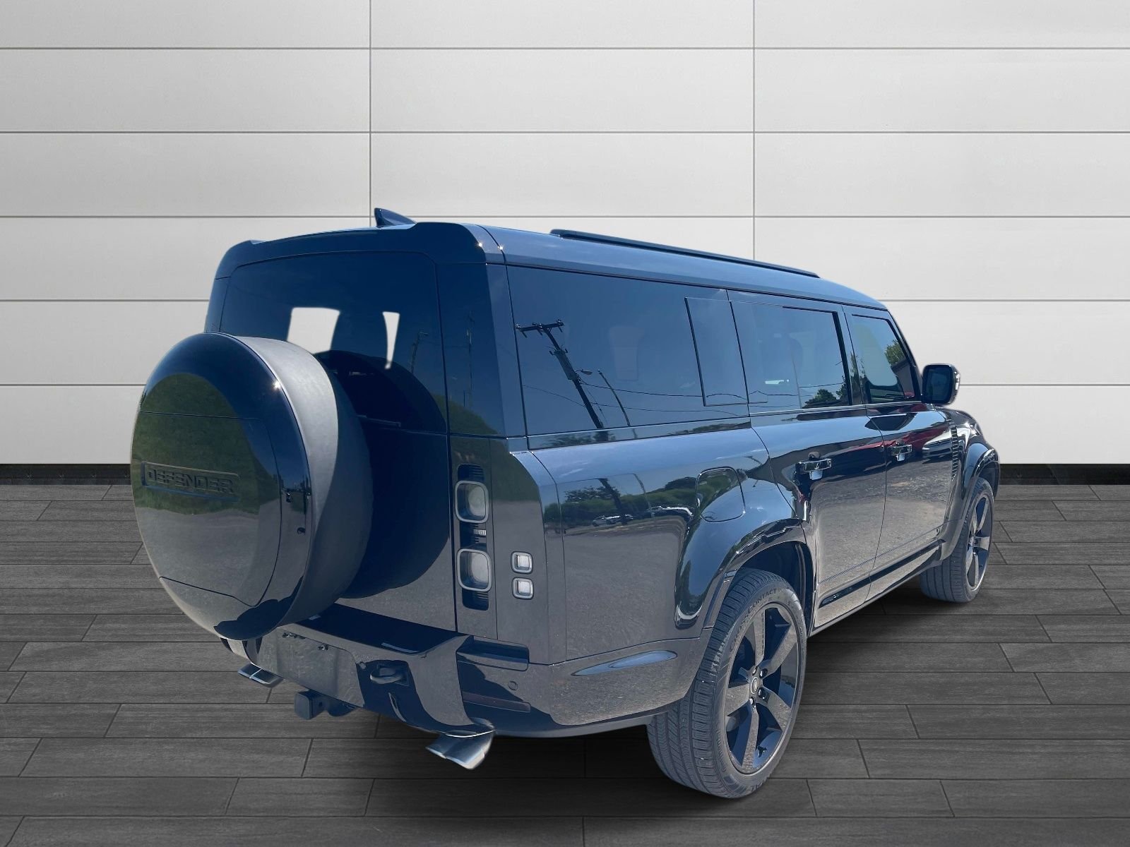 Used 2025 Santorini Black Metallic Land Rover V8 image 3