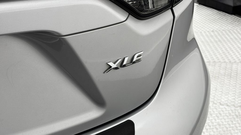 Used 2020 Silver Toyota XLE image 9