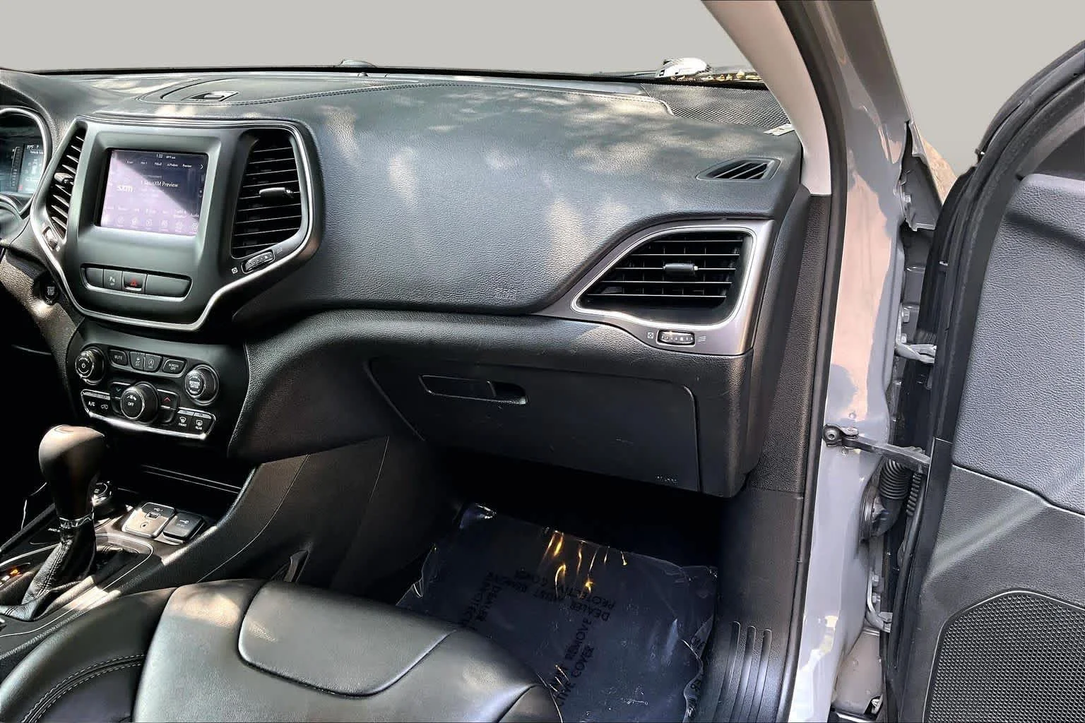 Used 2019 Sting-Gray Clearcoat Jeep Latitude Plus image 16