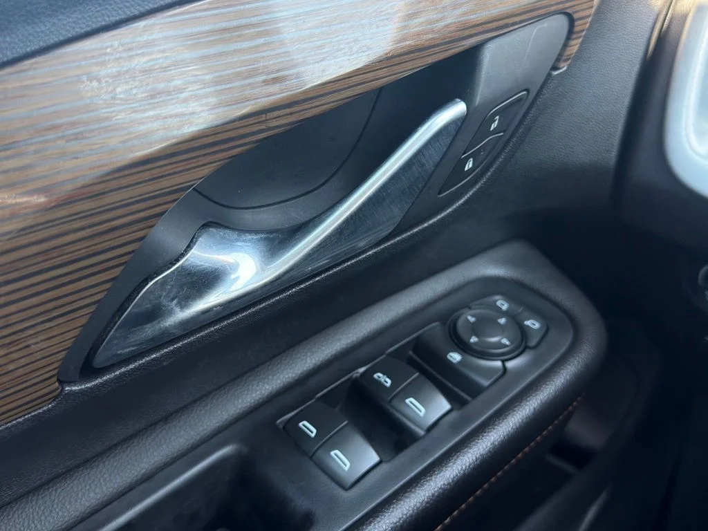 Used 2020 Black GMC SLE image 22