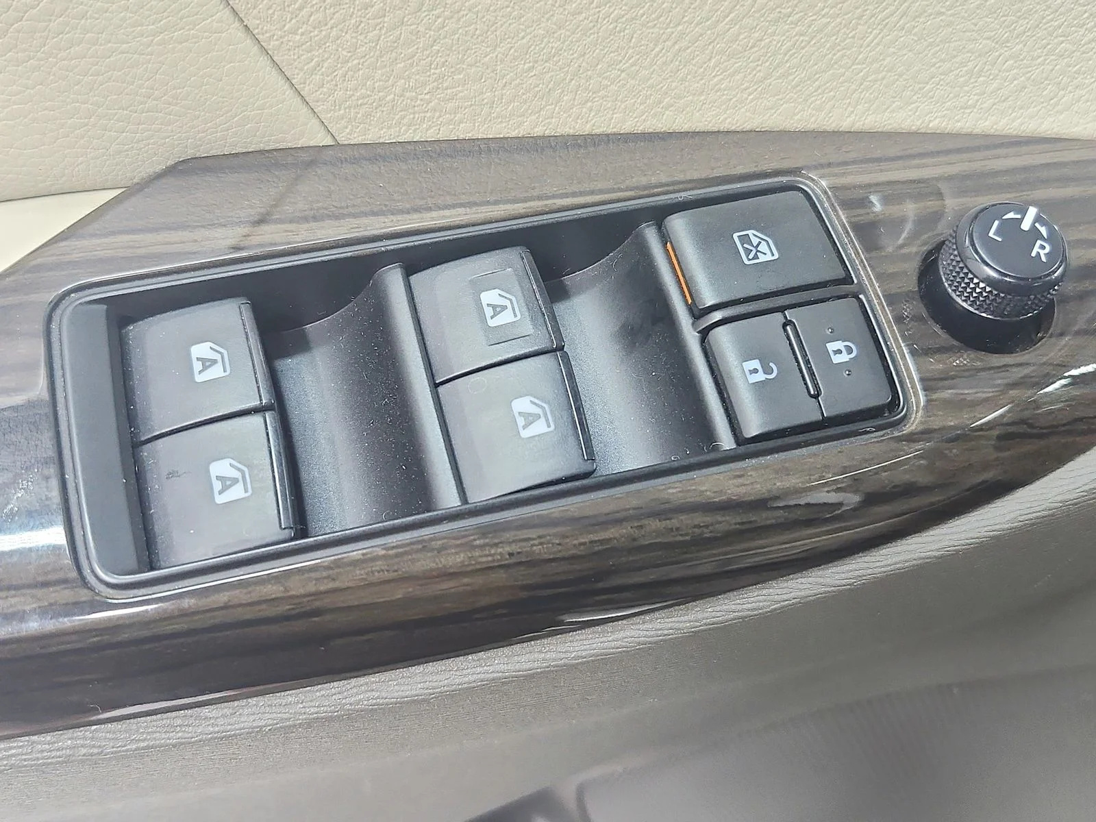 Used 2020 Green Toyota XLE Premium image 35