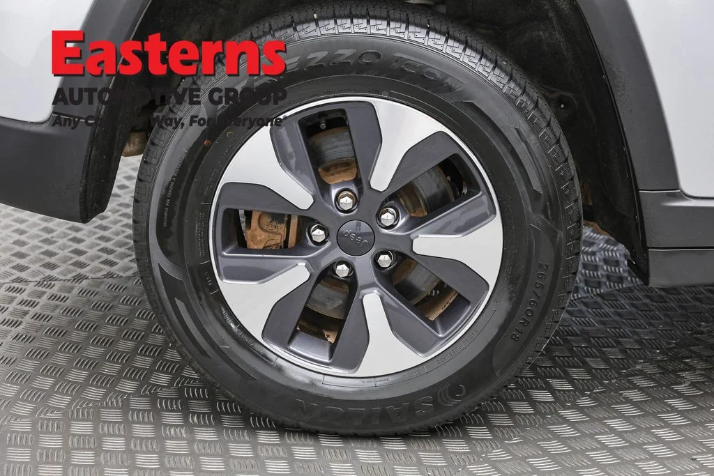 Used 2022 Silver Jeep 4xe image 34