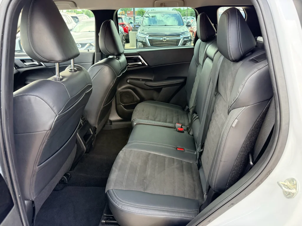 Used 2023  Mitsubishi SE Special Edition image 17