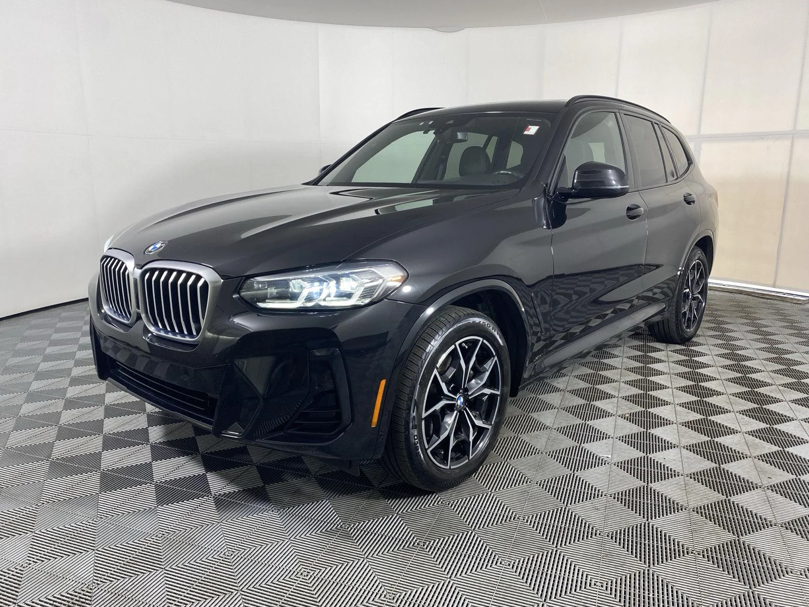 Used 2024 Black Sapphire Metallic BMW xDrive30i image 3