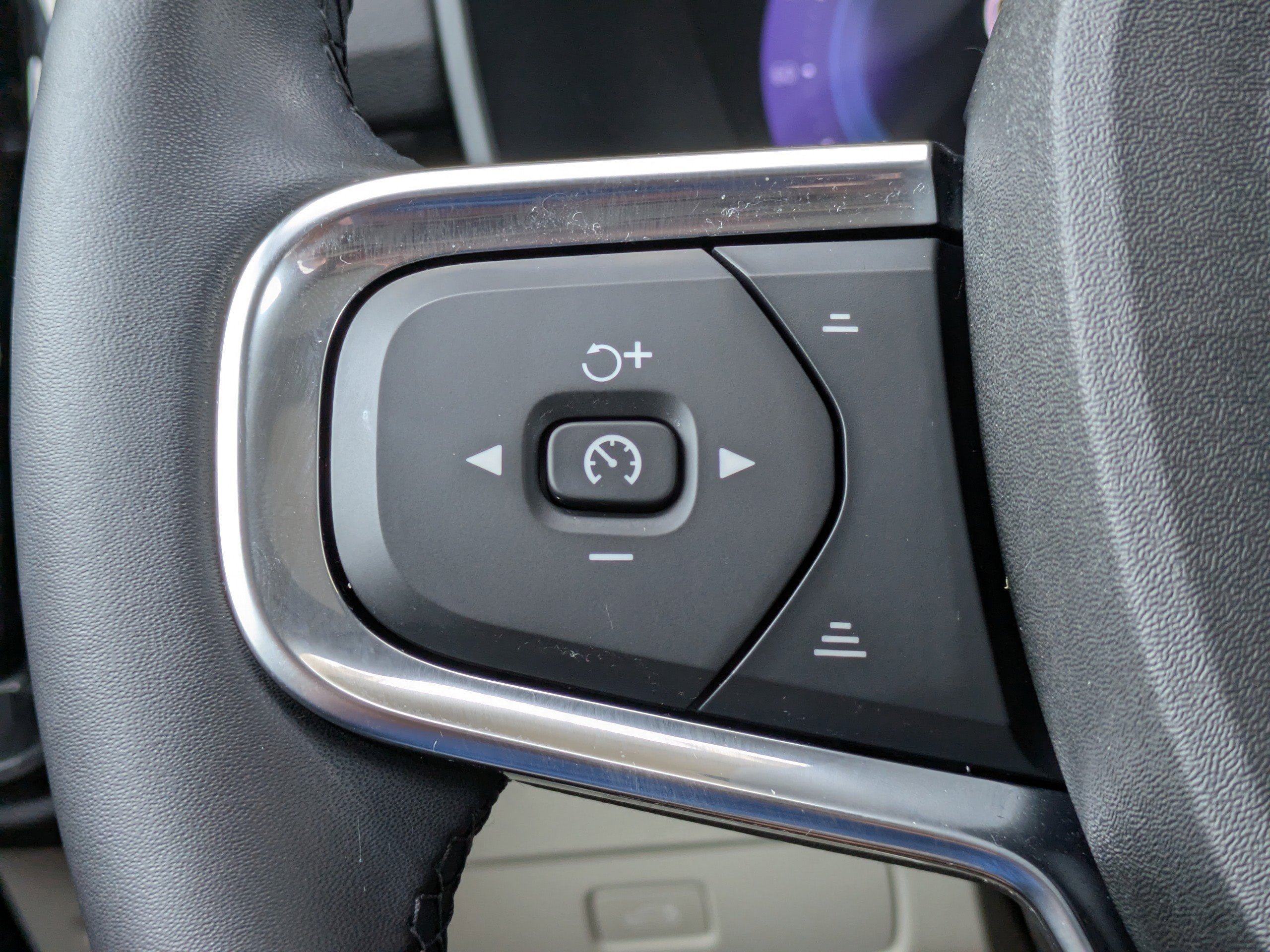 2025 Volvo XC40 Plus - Photo 26
