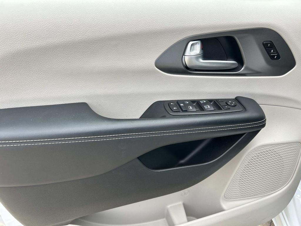 2024 Chrysler Pacifica Touring L - Photo 20