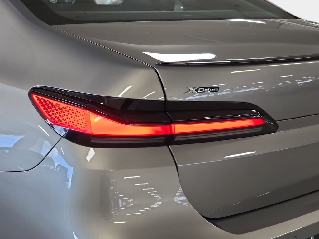 2026 BMW 7 Series 750e - Photo 25