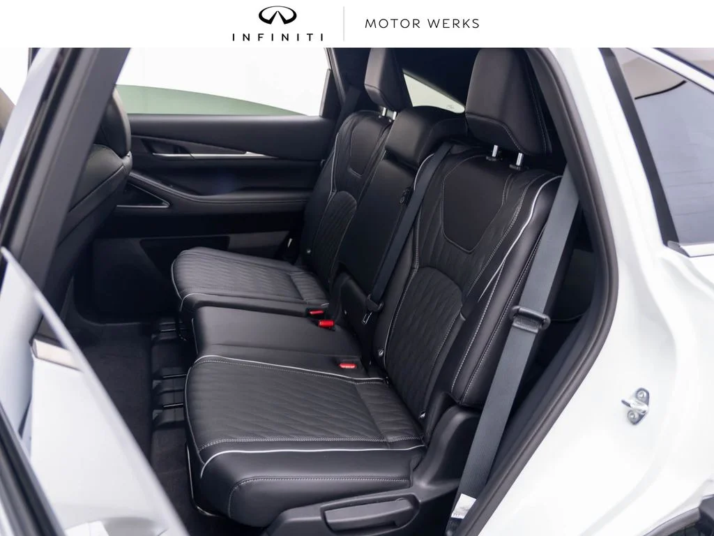 New 2027 2T RAD WHT INFINITI Autograph AWD image 17