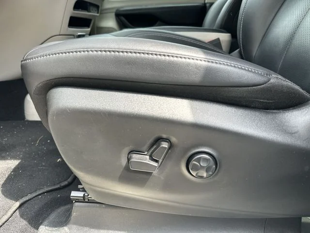 Used 2024 White Chrysler Select image 16