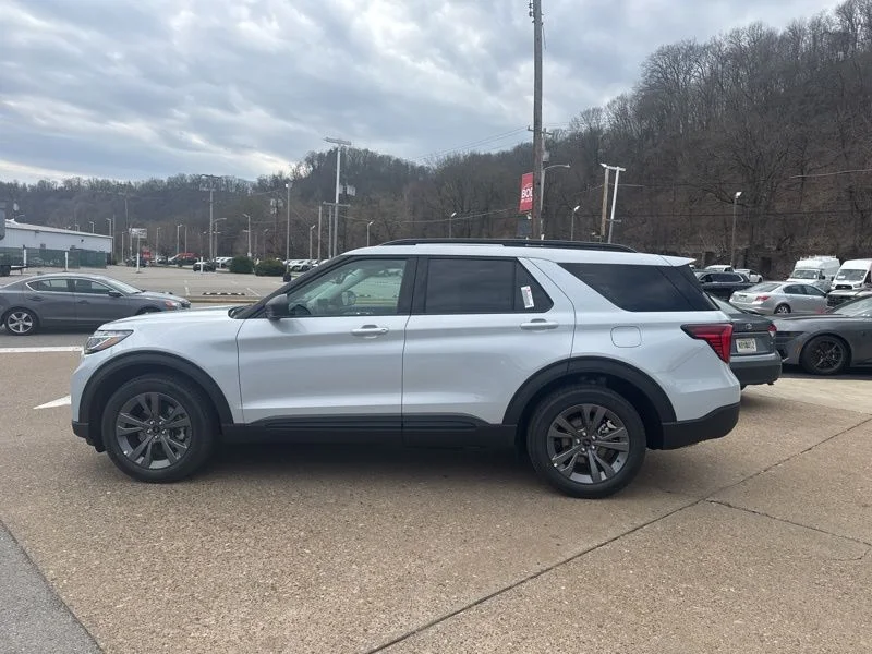 New 2026 Space White Metallic Ford Active image 4