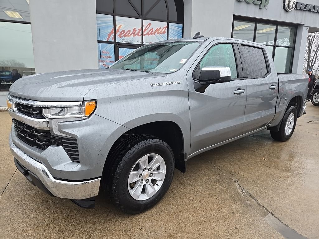 Used 2025 Chevrolet Silverado 1500 LT with VIN 1GCUKDED4SZ107484 for sale in Kansas City