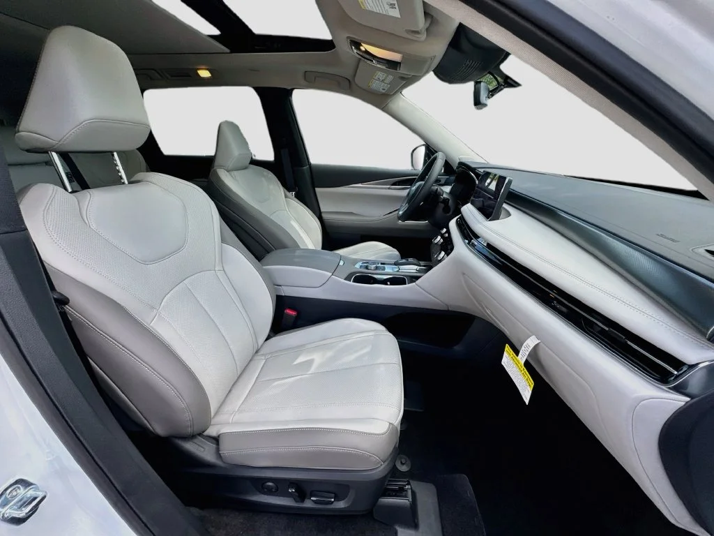 New 2027 White INFINITI LUXE image 31
