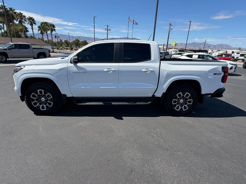 Used 2025 Summit White Chevrolet Z71 image 6