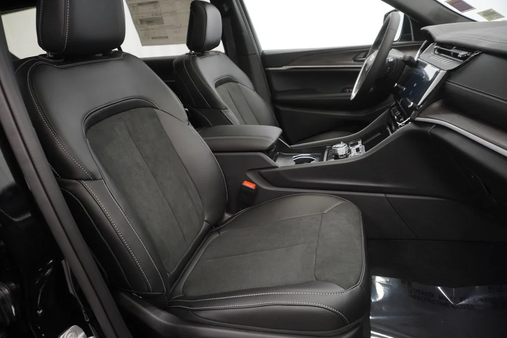 New 2026 Diamond Black Crystal Pearl-Coat Exterior Paint Jeep Altitude image 35
