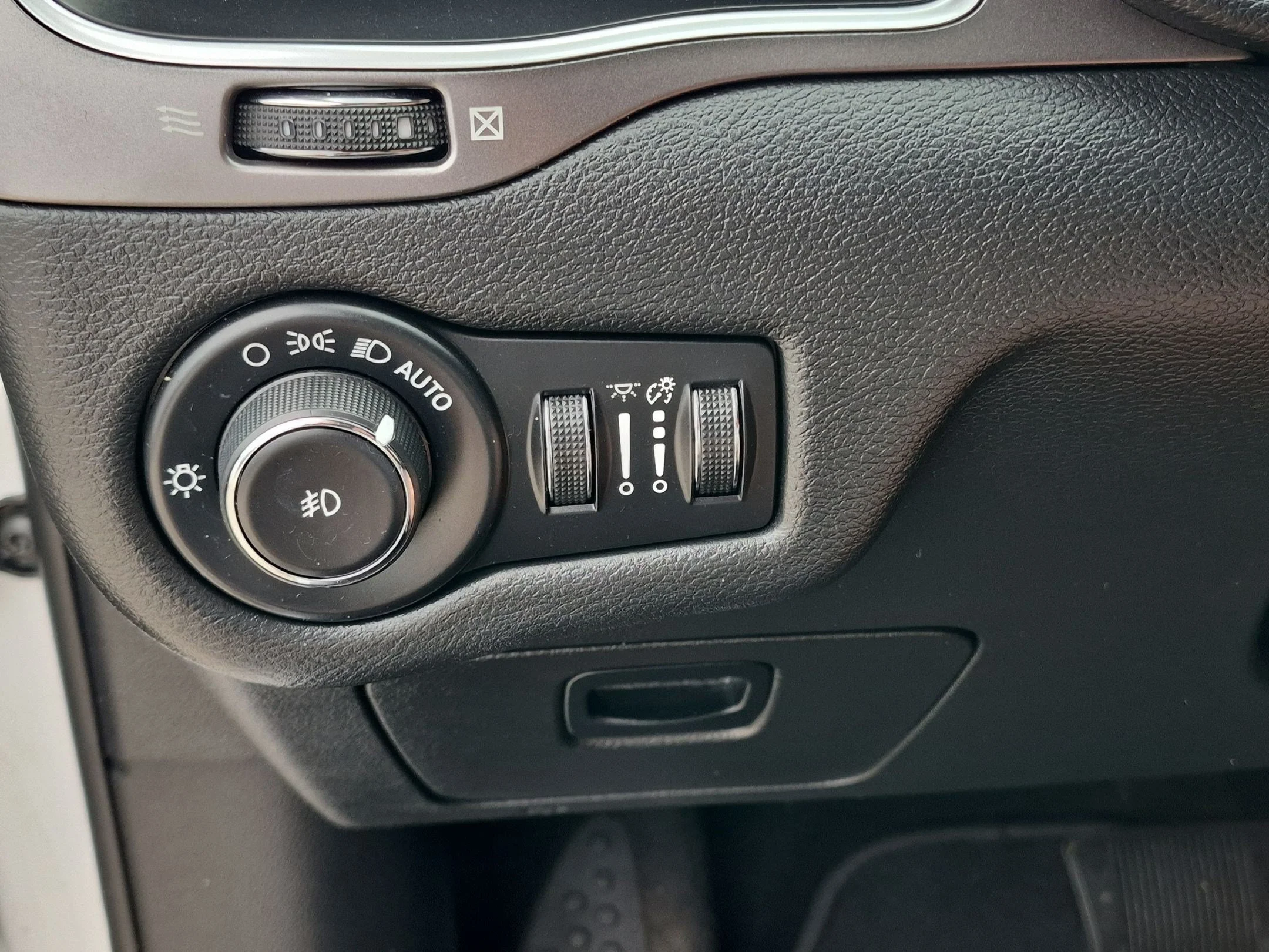 Used 2019 Bright White Clearcoat Jeep Latitude Plus image 23