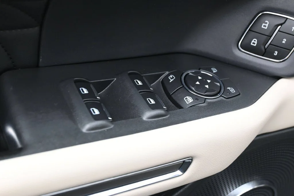 Used 2024  Ford Platinum image 19