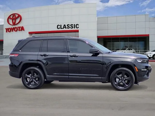 Used 2024 Diamond Black Crystal Pearlcoat Jeep Limited image 3