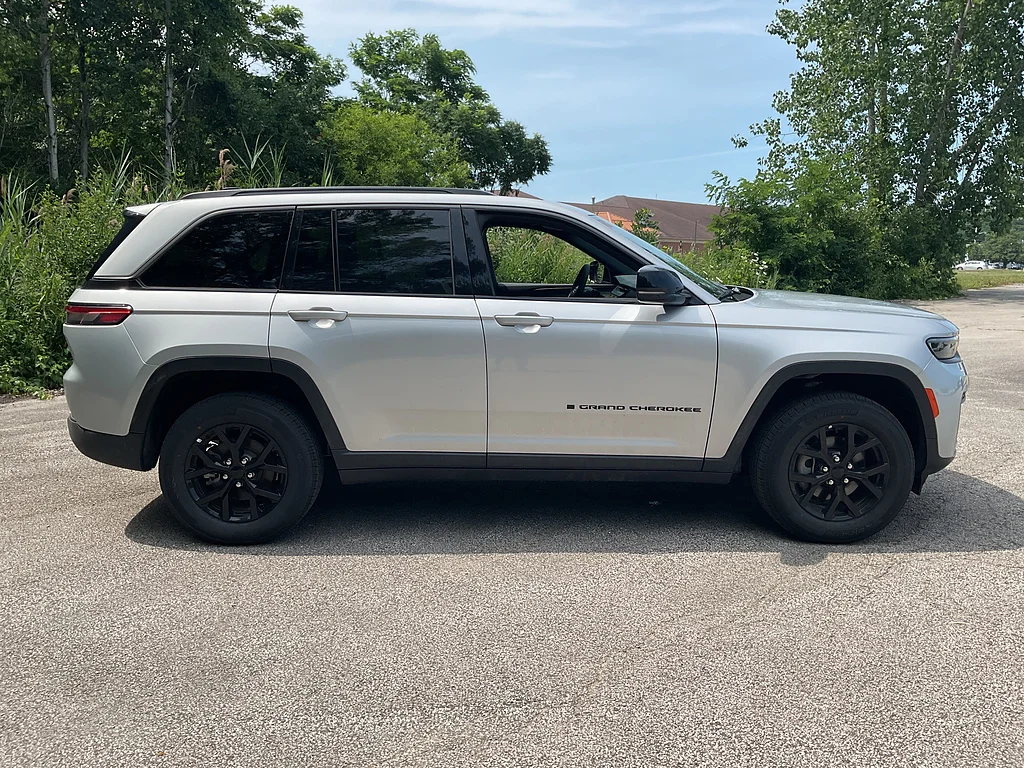 New 2026 Silver Zynith Jeep Altitude 4x4 image 4