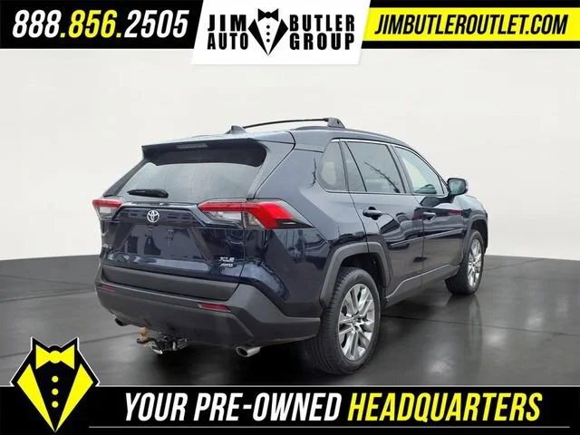 Used 2021  Toyota XLE Premium image 2