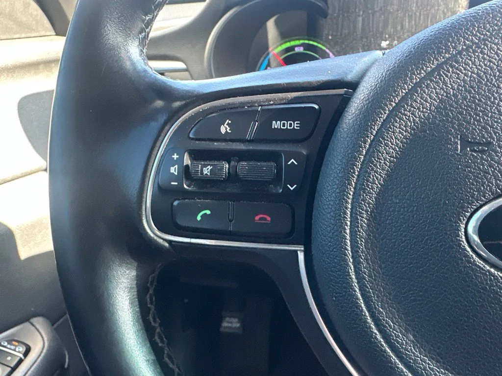 Used 2017 Snow White Pearl Kia Base image 17