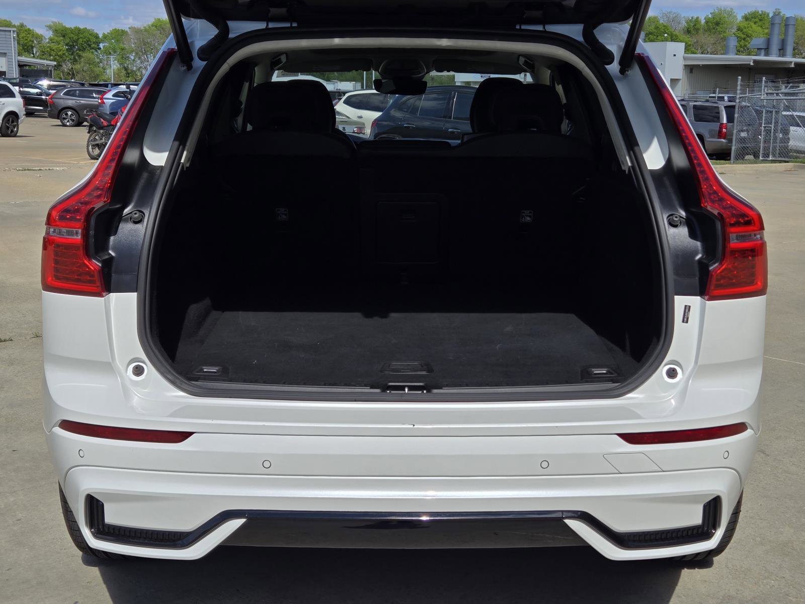 Used 2025 White Volvo Core image 13