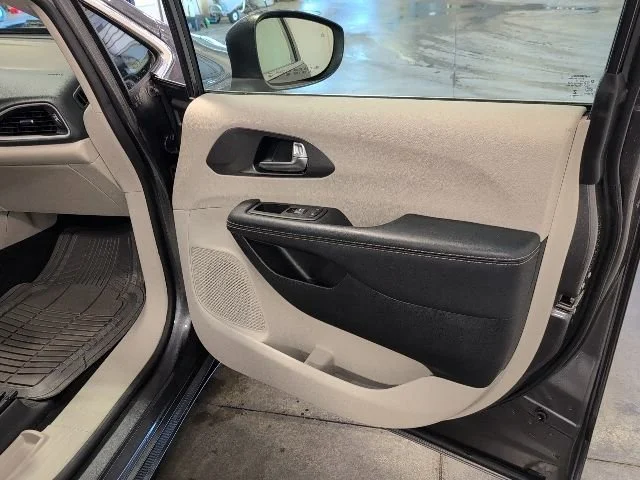 Used 2023  Chrysler Touring L image 28