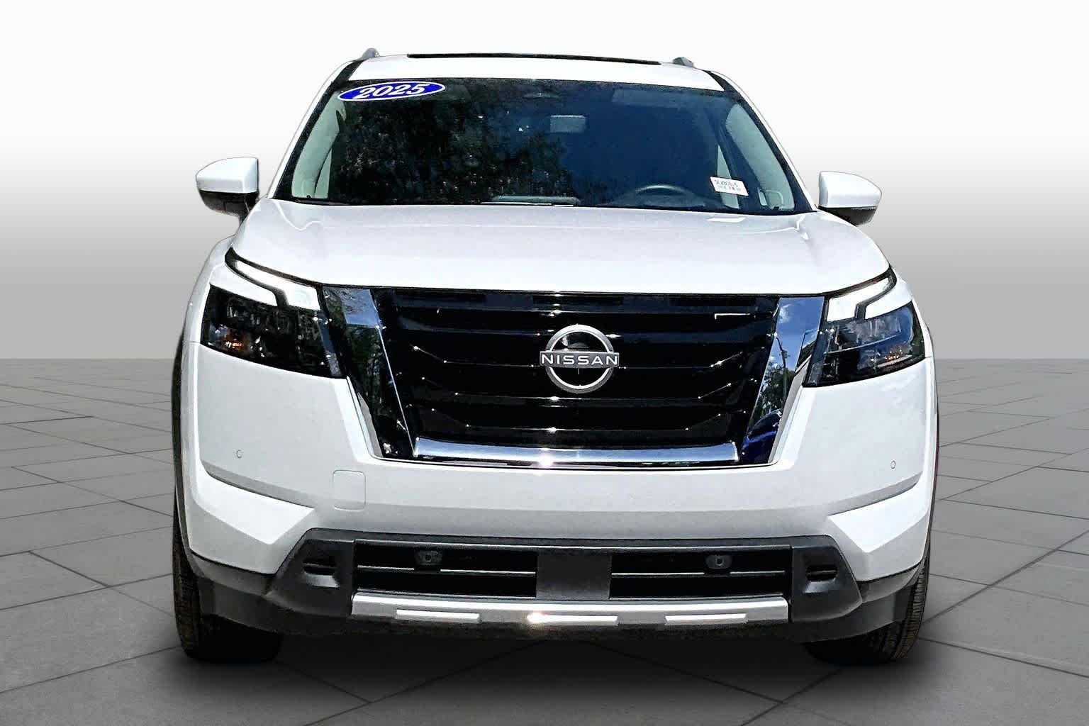 Used 2025 Everest White Pearl Tricoat Nissan Platinum image 4