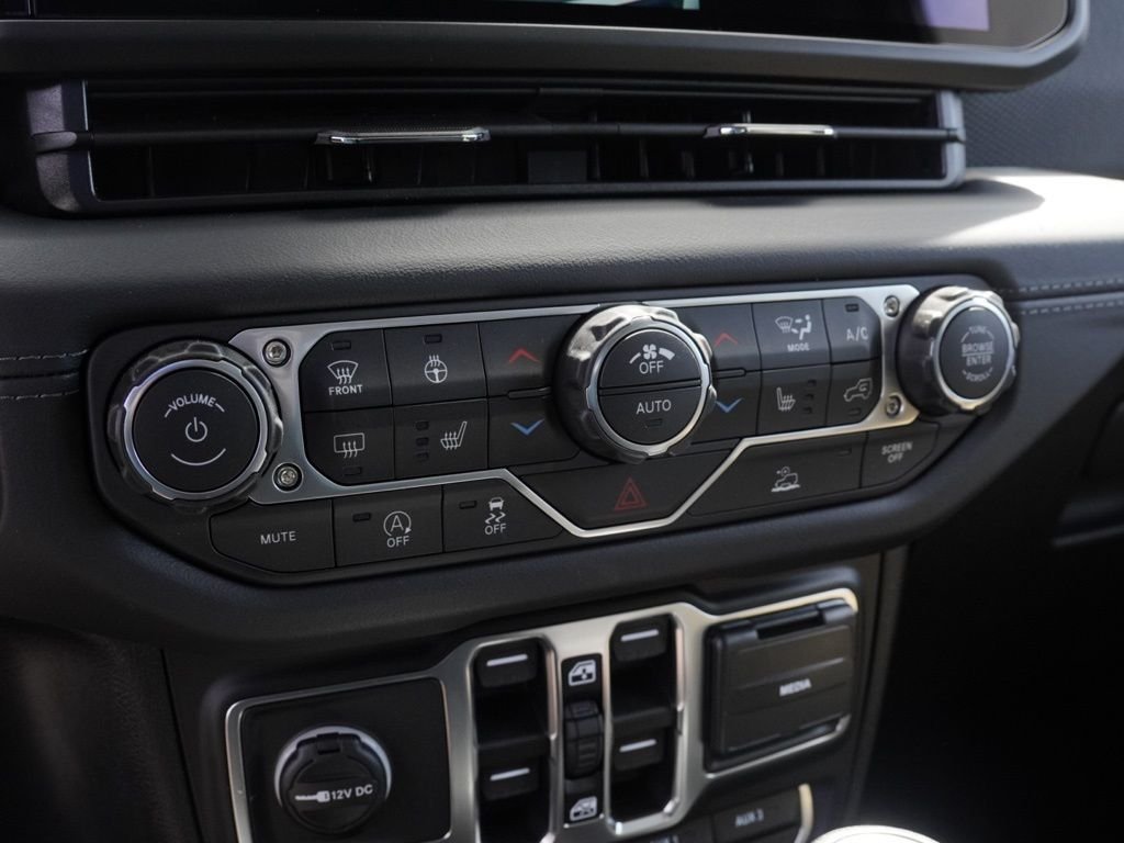 New 2026 Granite Crystal Metallic Clear-Coat Exterior Paint Jeep Rubicon image 14