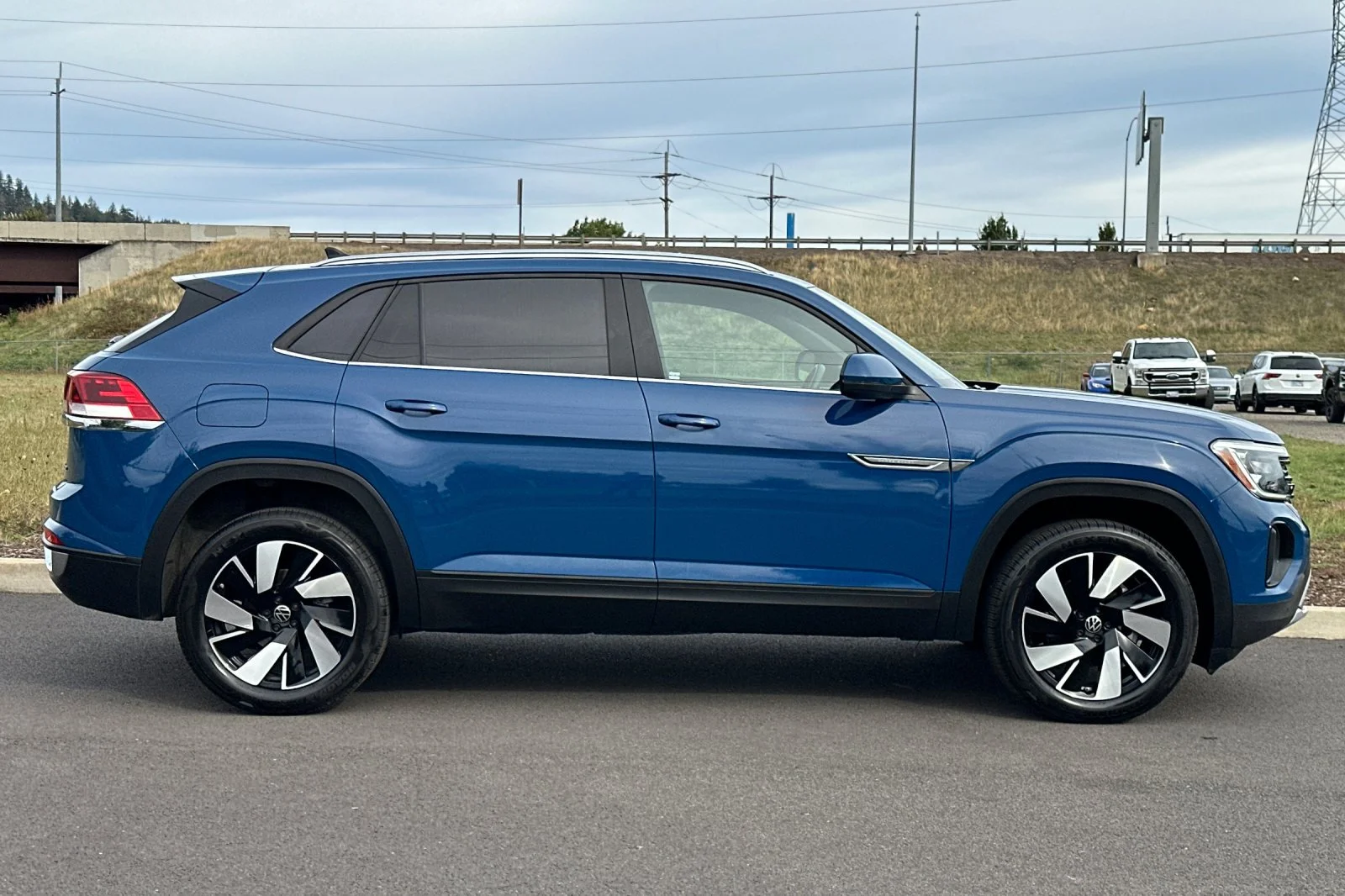 Used 2026  Volkswagen SE w/Technology image 2