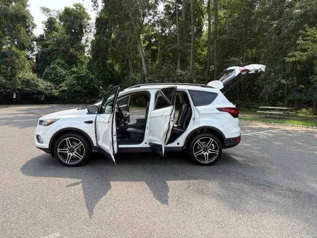 Used 2019 White Platinum Clearcoat Metallic Ford SEL image 28