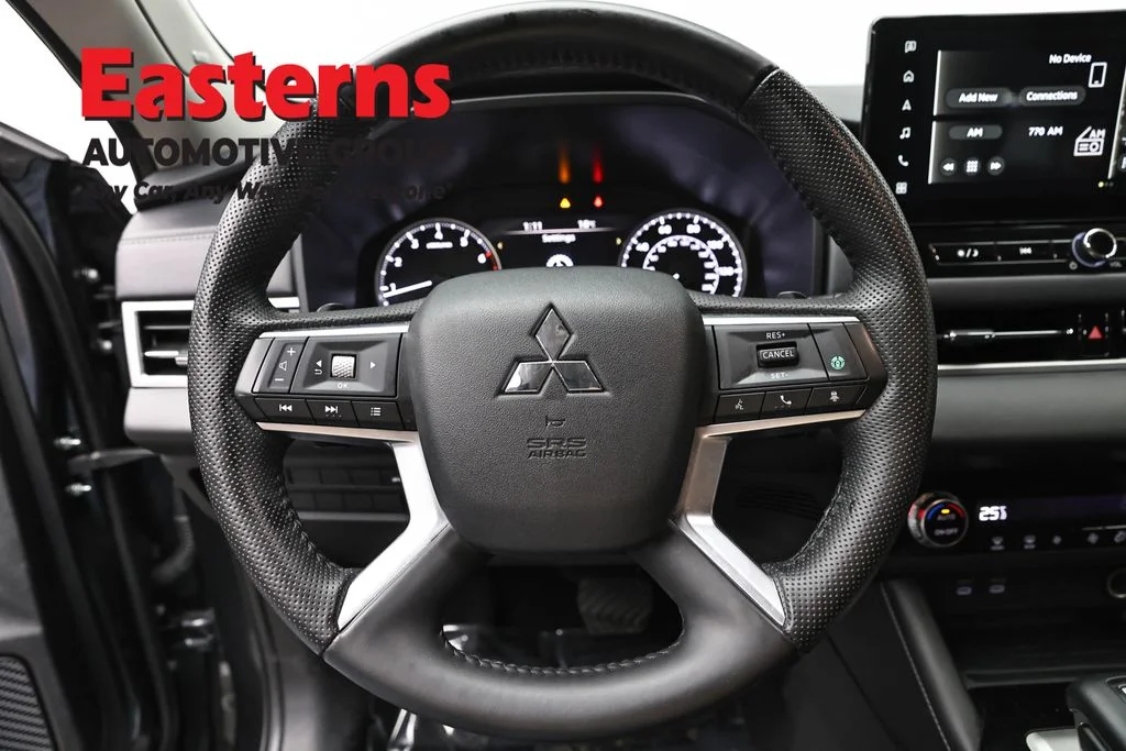 Used 2025 Gray Mitsubishi SE image 10