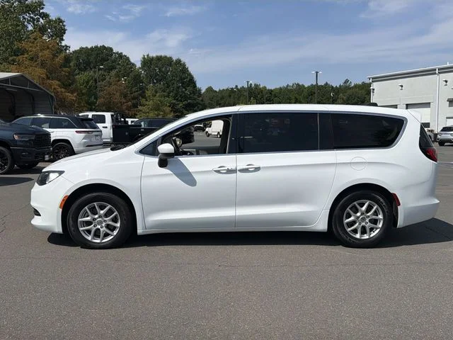 Used 2021 White Chrysler L image 10