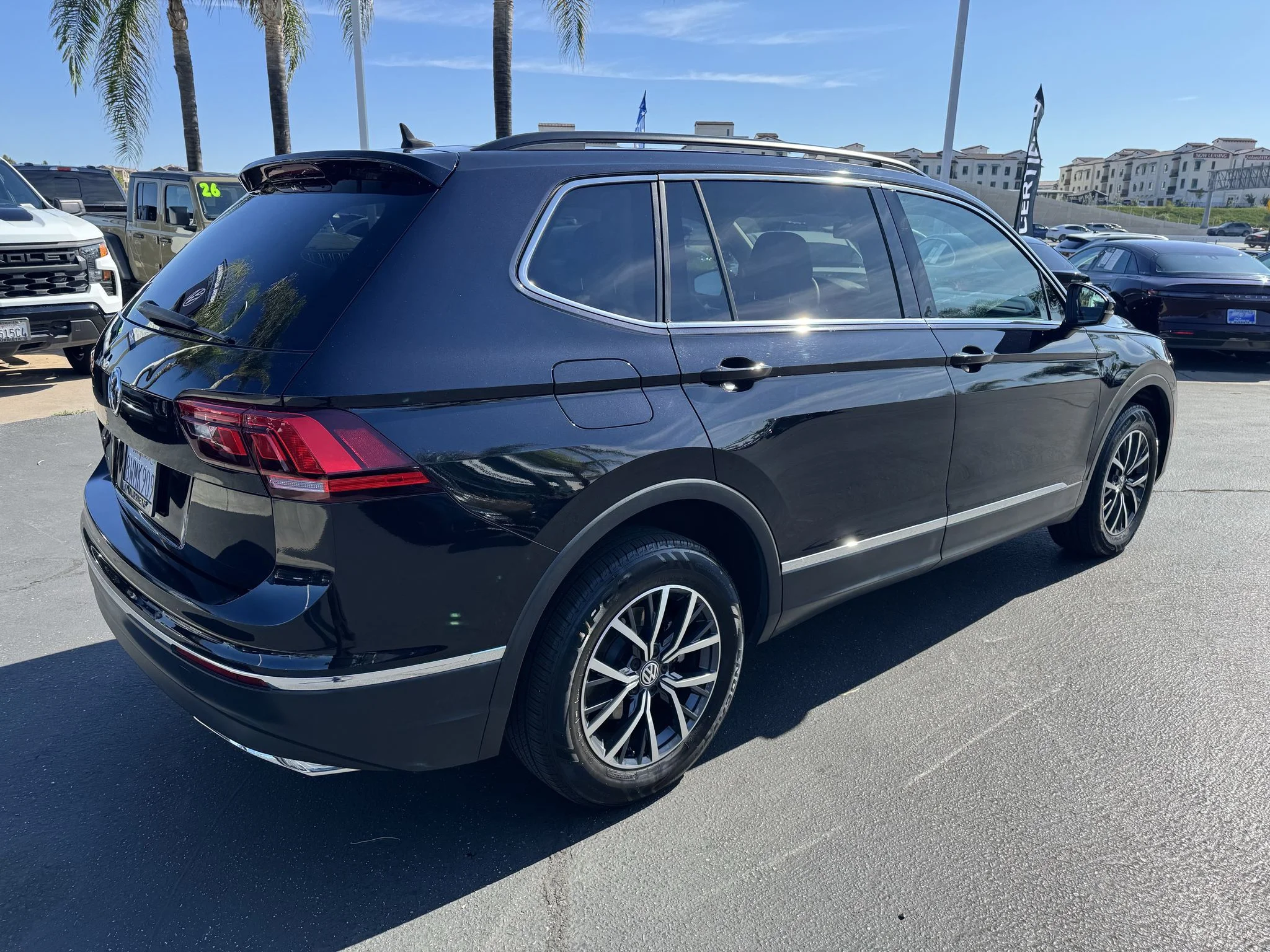 Used 2020 Deep Black Pearl Volkswagen SE image 9