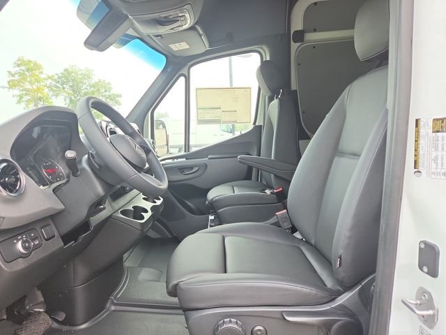 New 2026 Arctic+White Mercedes-Benz Cargo 170 WB image 25