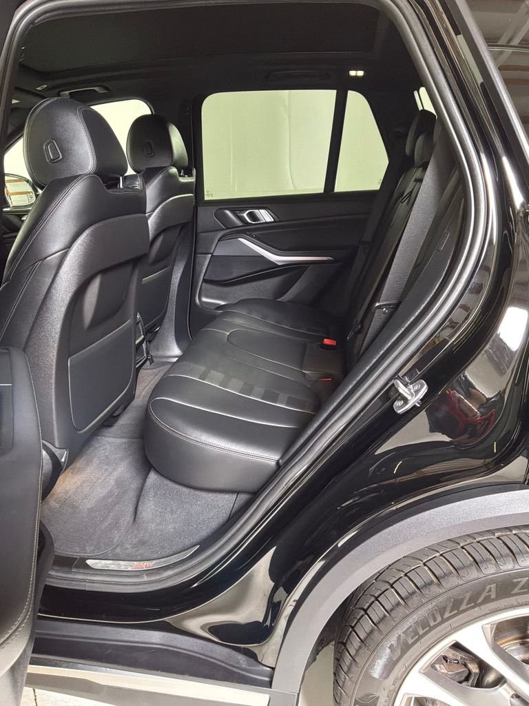 Used 2022 Black BMW xDrive40i image 12