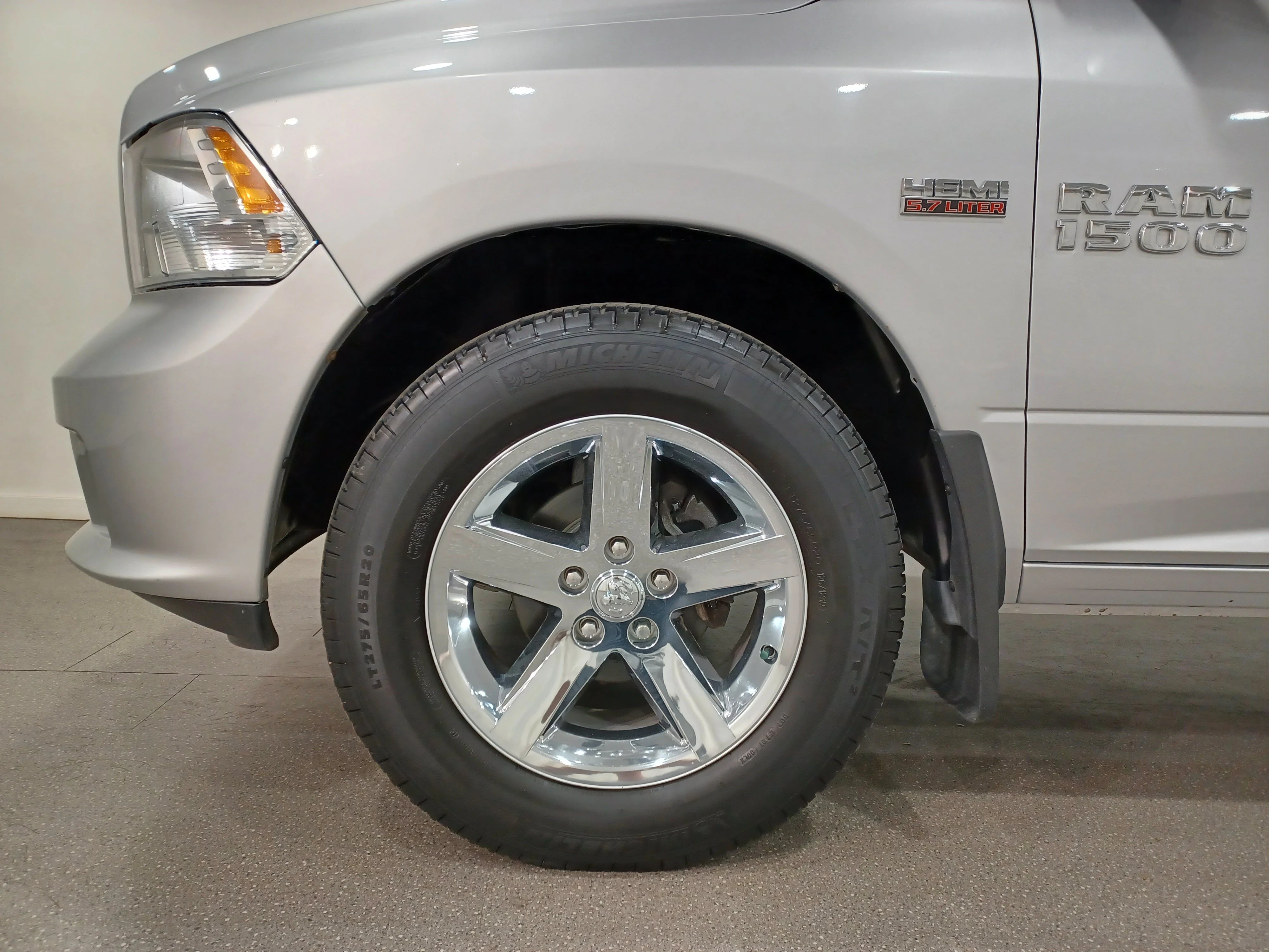 Used 2017 Bright Silver Metallic Ram Express 4x4*Bright Silver Metallic | 5.7L HEMI | 6 Pass | Remote Start | Htd Mirrors | Tow Pkg image 17