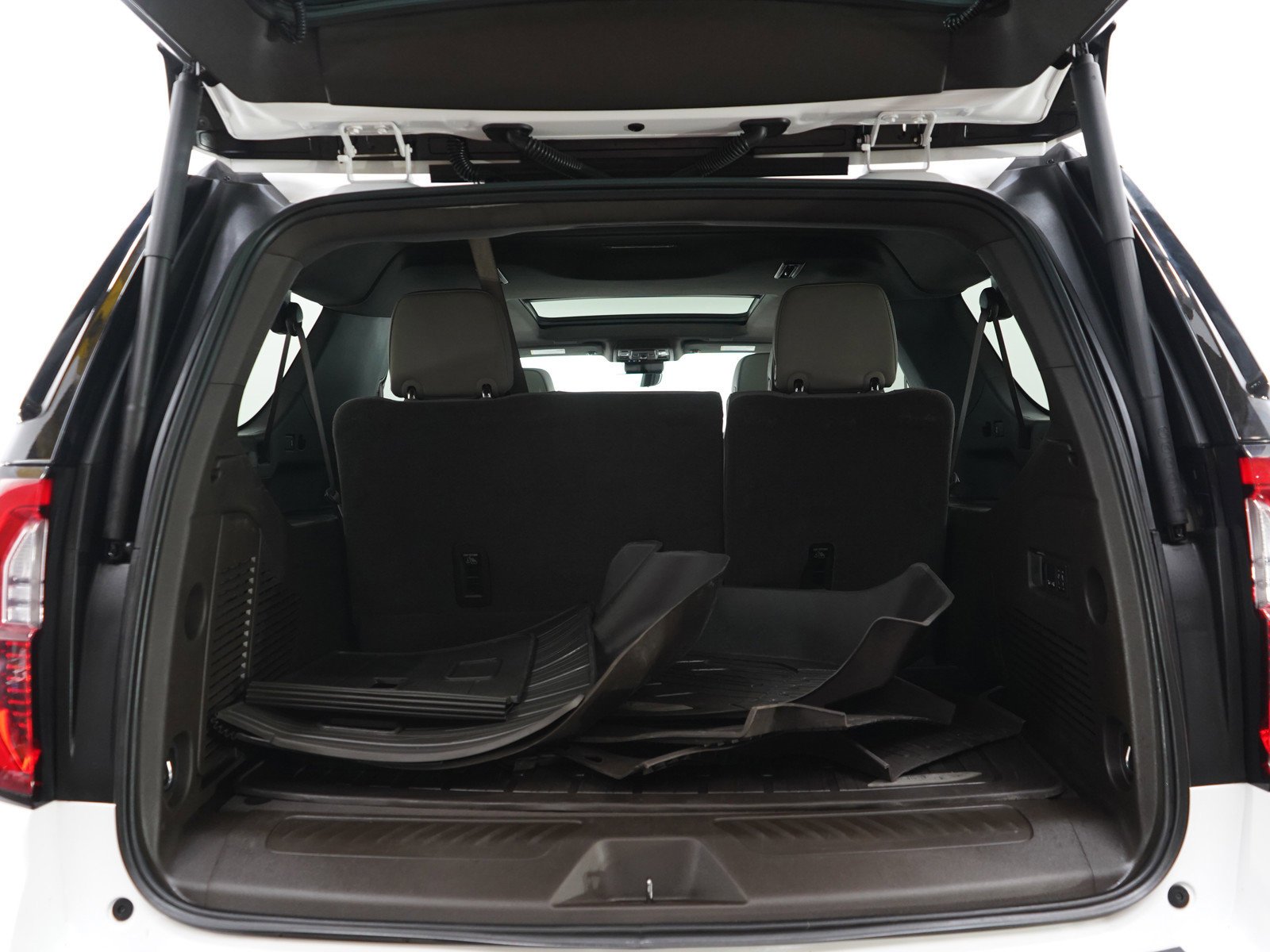 Used 2025 Summit White GMC Elevation image 17