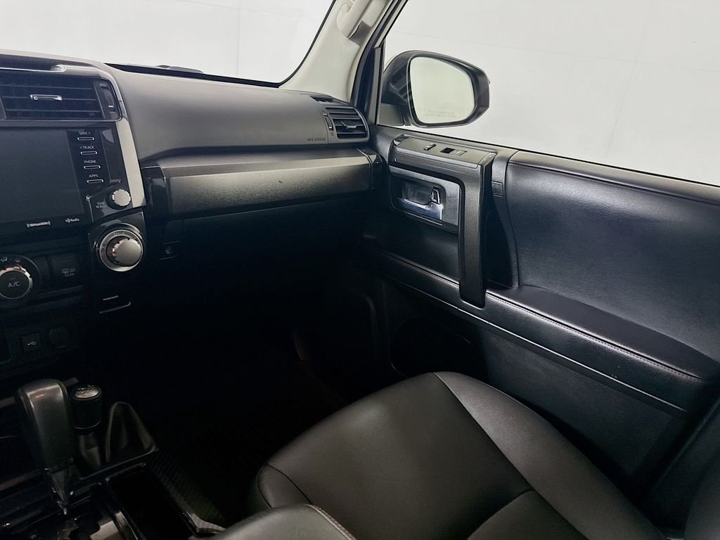 Used 2021 Classic Silver Metallic Toyota Venture image 21