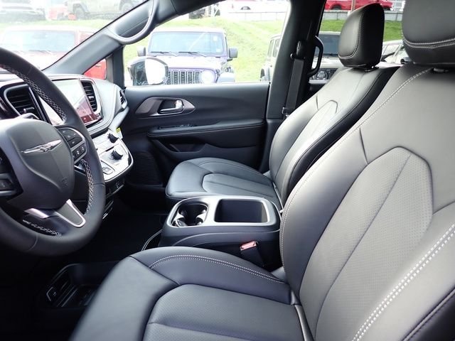 New 2026 Bright White Clear-Coat Exterior Paint Chrysler Select image 12