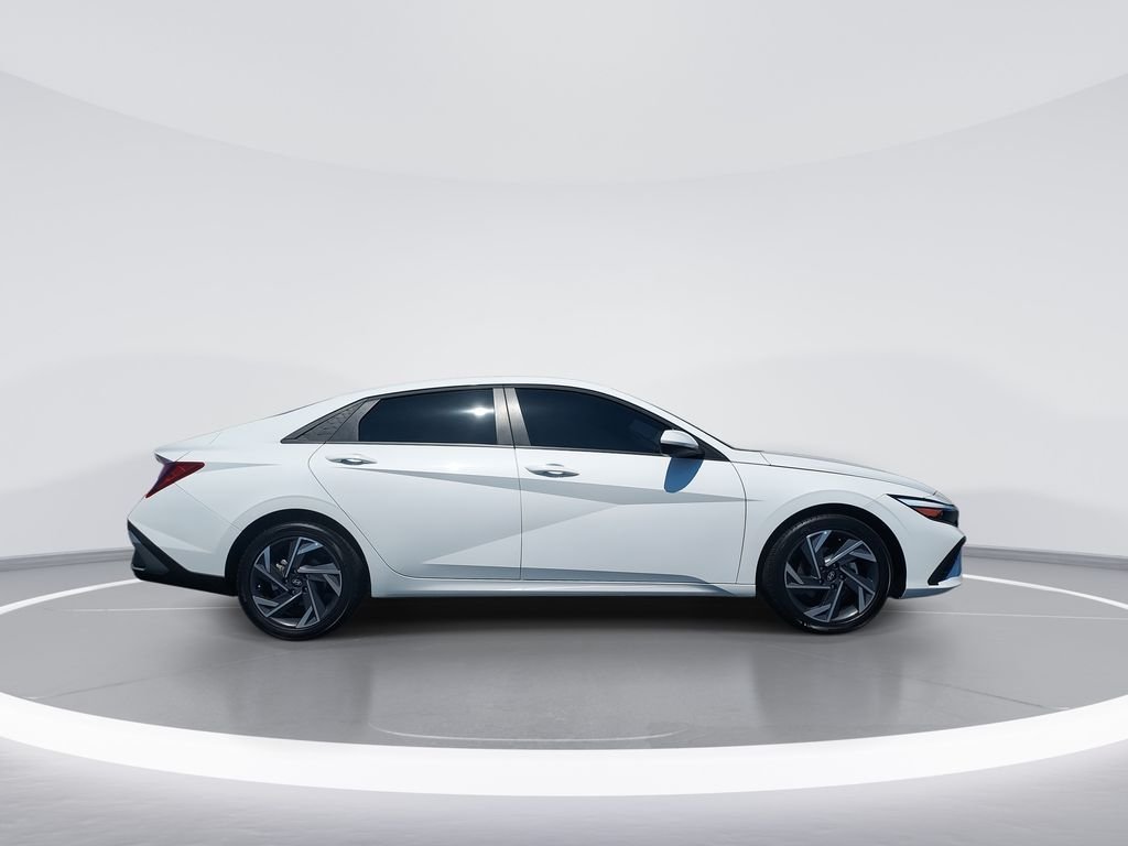 Used 2025 White Hyundai SE image 9