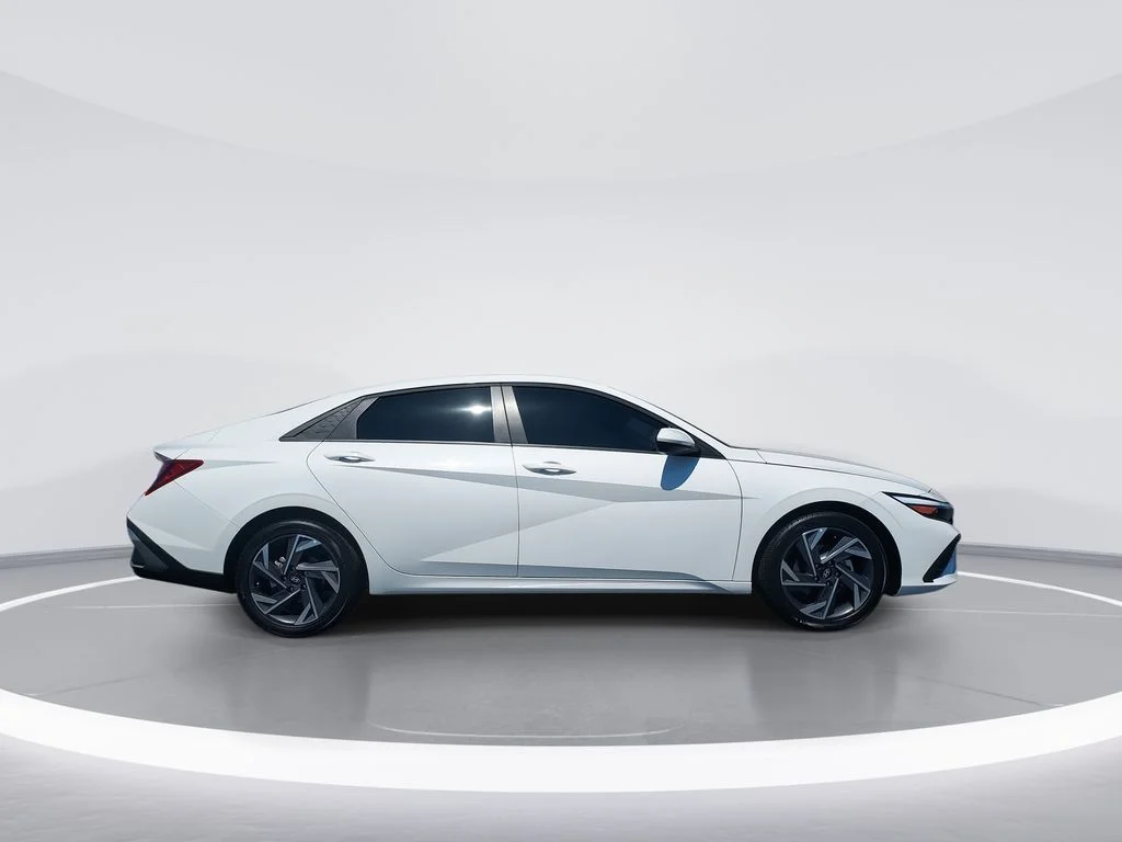 Used 2025 White Hyundai SE image 9