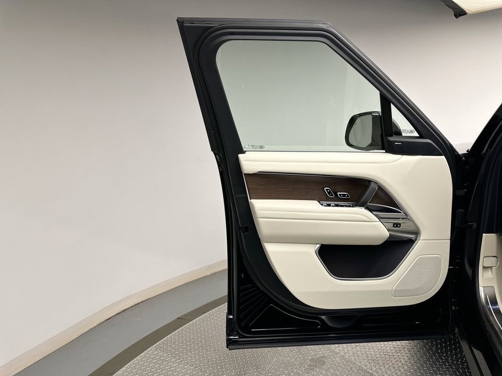 New 2027 Santorini Black Land Rover SE image 9