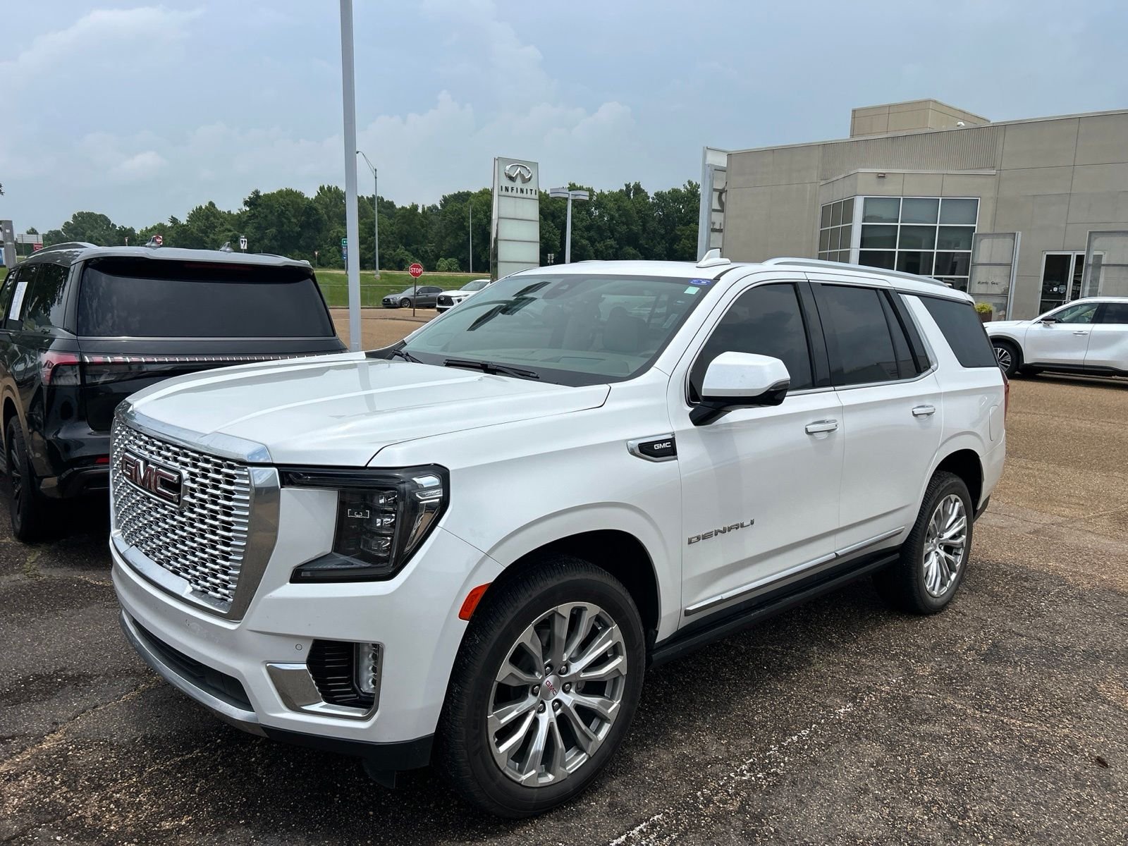 Used 2022 White GMC Denali image 1