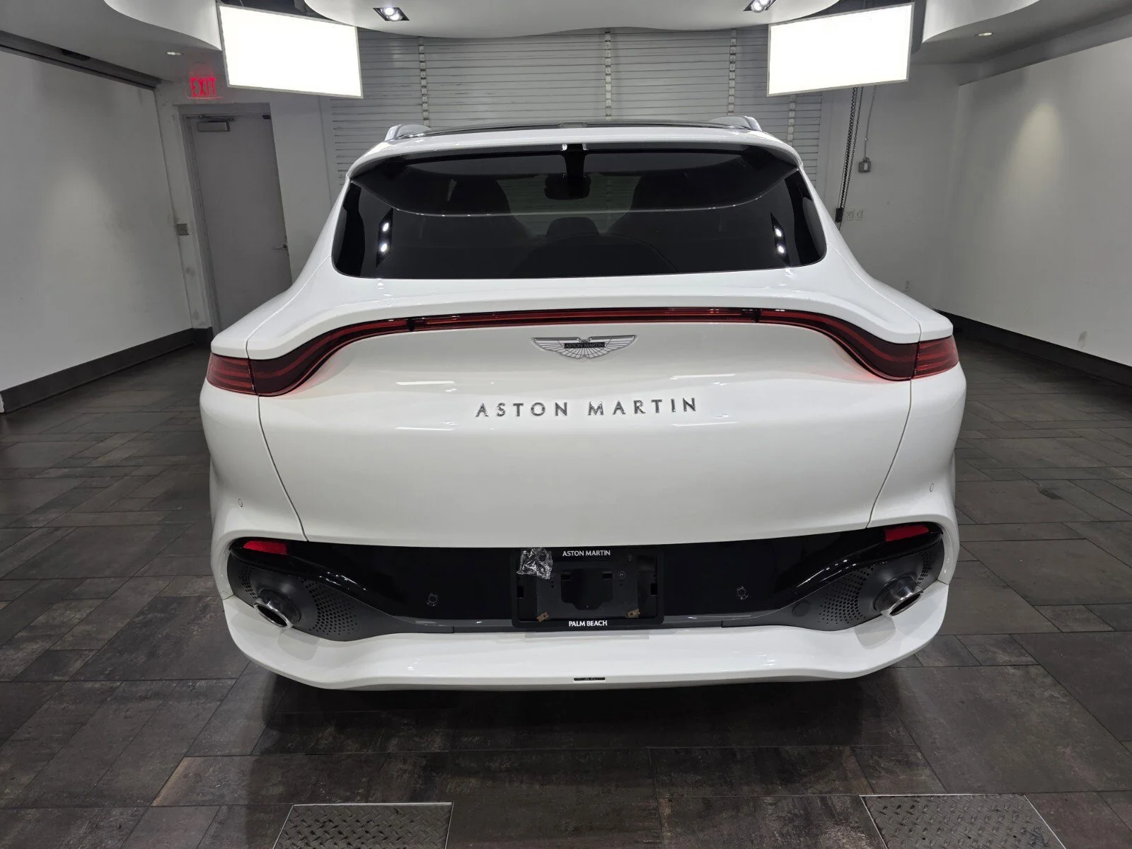 Used 2022 Stratus White Gloss Aston Martin 550 image 24