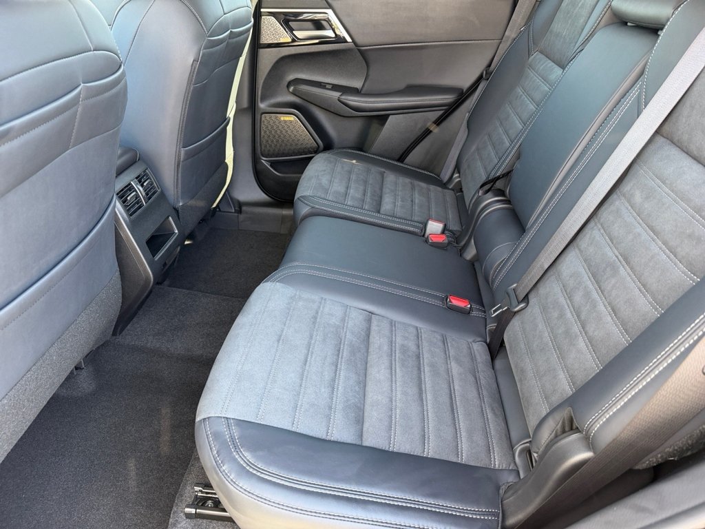 New 2026 Moonstone Gray Metallic Mitsubishi SE image 13