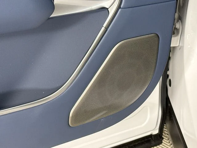 New 2026 Ostuni Pearl Wht Prem Met Land Rover SV image 21