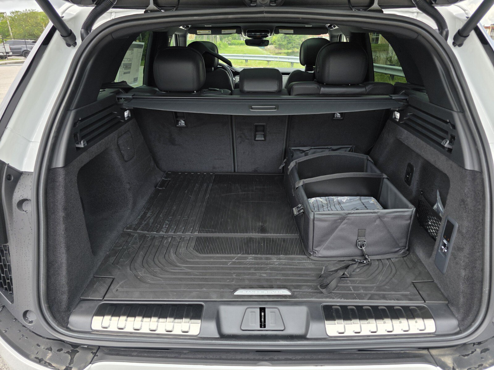 New 2026 Fuji White Land Rover P400 Dynamic SE image 15