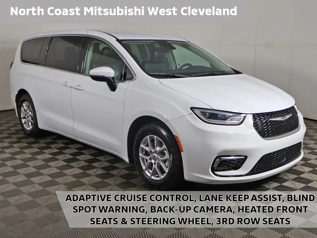 2023 Chrysler Pacifica Touring L's photo